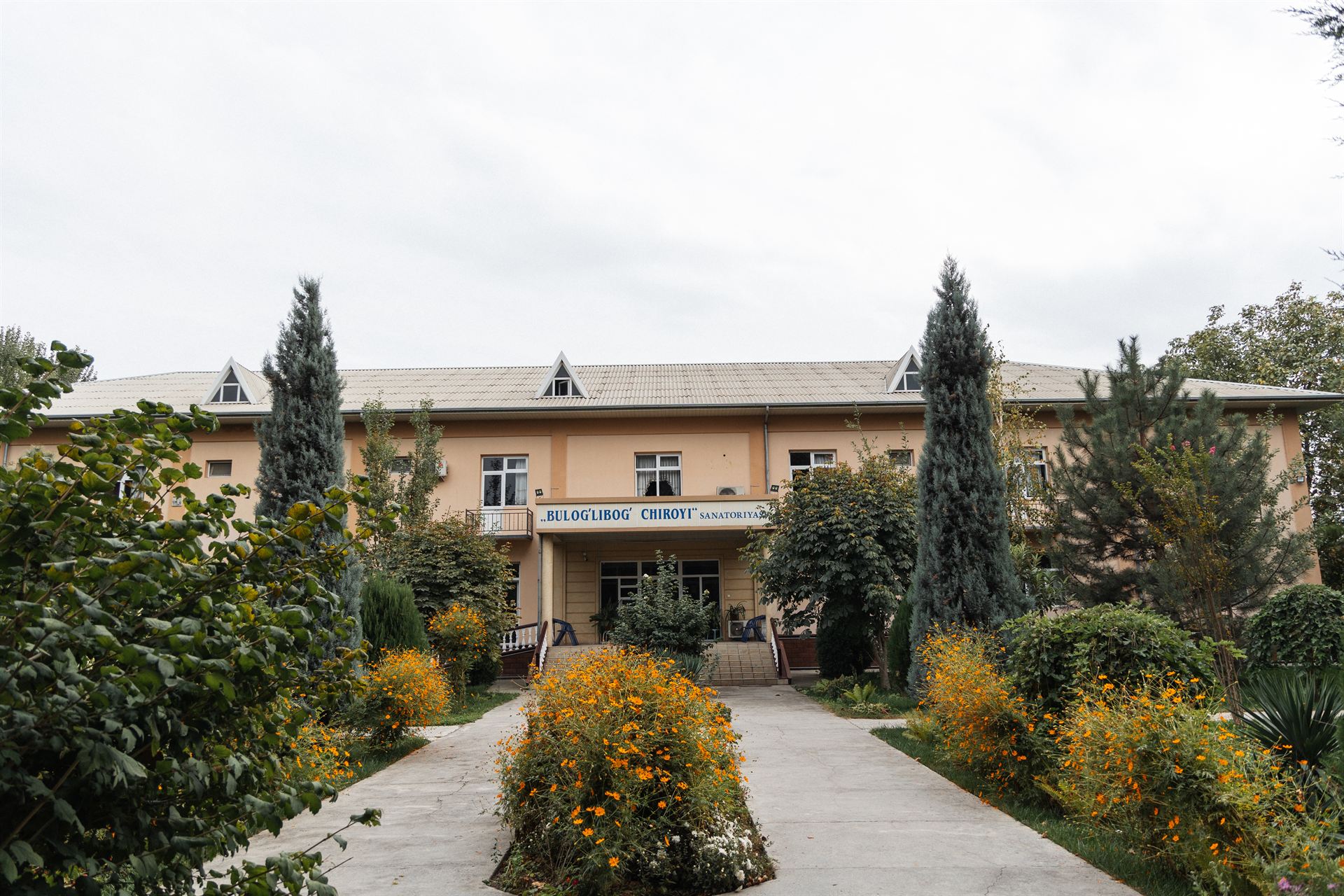 Sanatoriya hududi va gullar