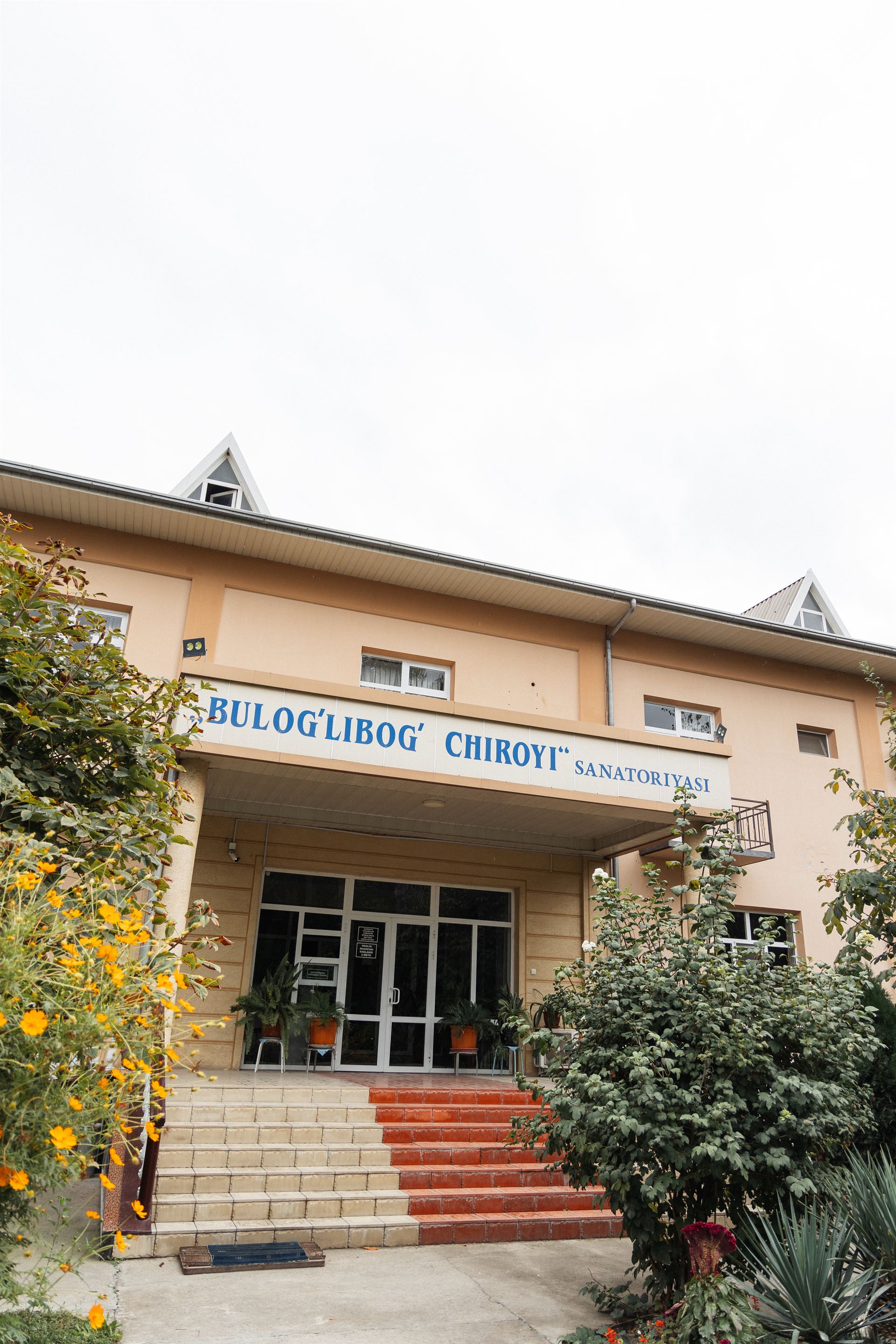 Sanatoriya kirish qismi